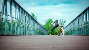 你现在是在硬撑（你现在只是在勉强支撑）